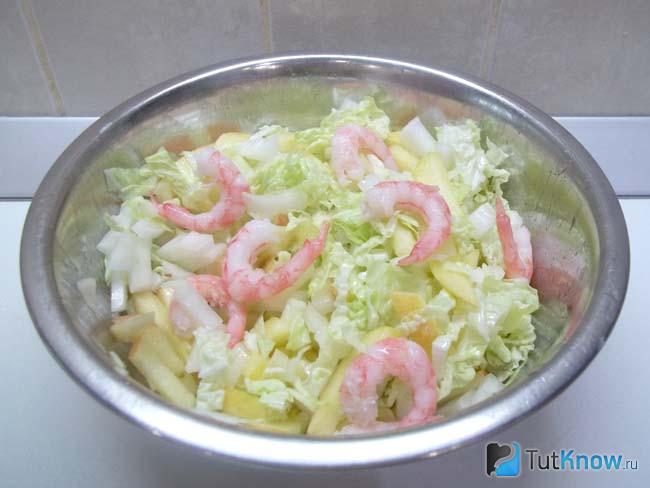 Готовый салат с креветками, яблоком и пекинской капустой