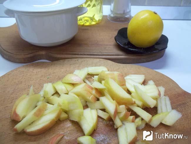 Яблоки нарезаны соломкой