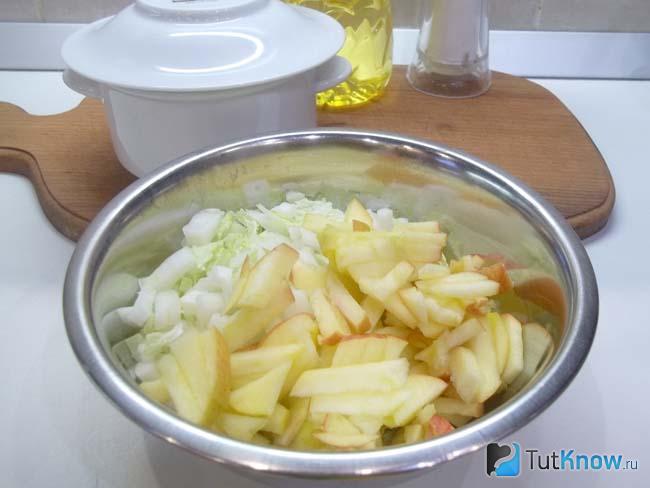 Капуста с яблоками сложена в миску