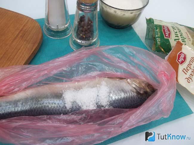 К селедке добавлена соль с сахаром
