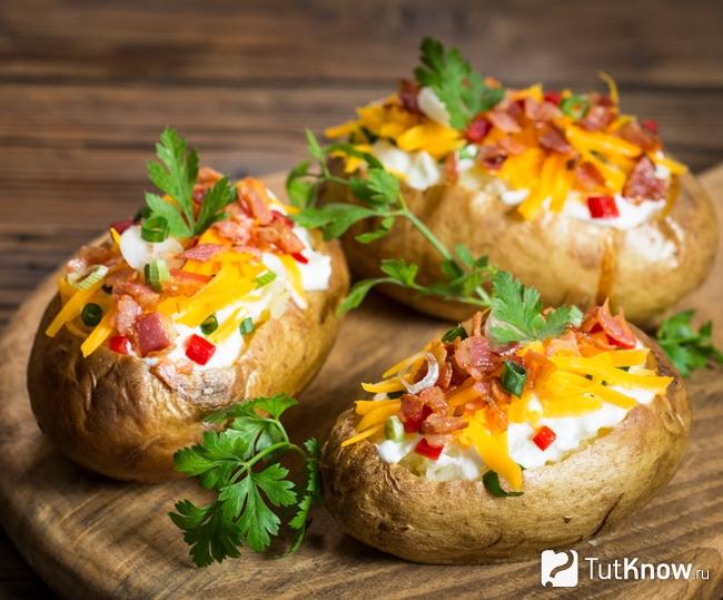 Запеченный картофель с сыром Брийя-Саварен