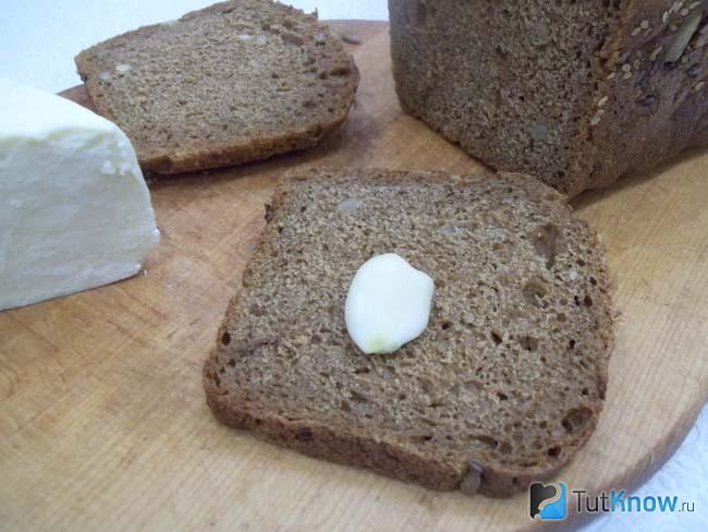 Ломтики хлеба натерты чесноком