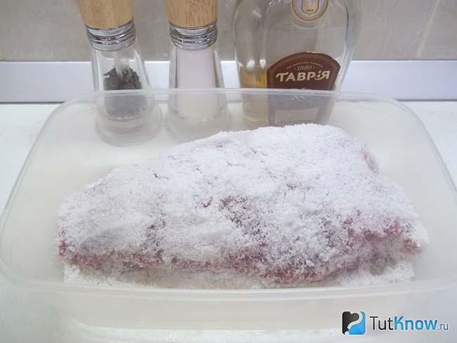 Мясо присыпано солью