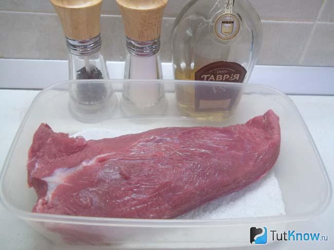 В миску с солью уложено мясо
