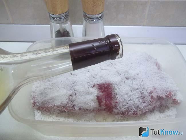 Мясо полито коньяком