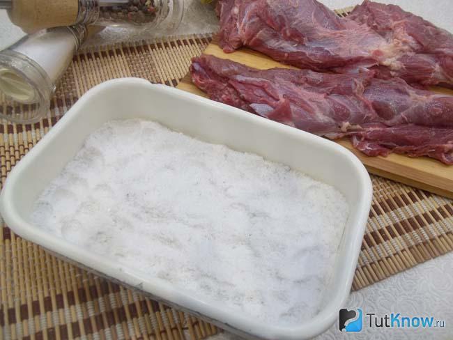 Часть соли насыпана в миску