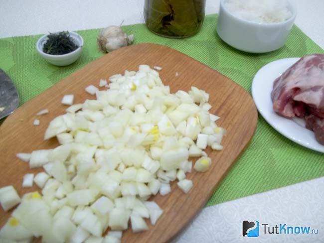 Лук очищен и нарезан мелкими кубиками