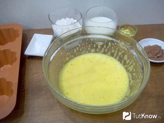 Яйца с растительным маслом и молоком взбиты