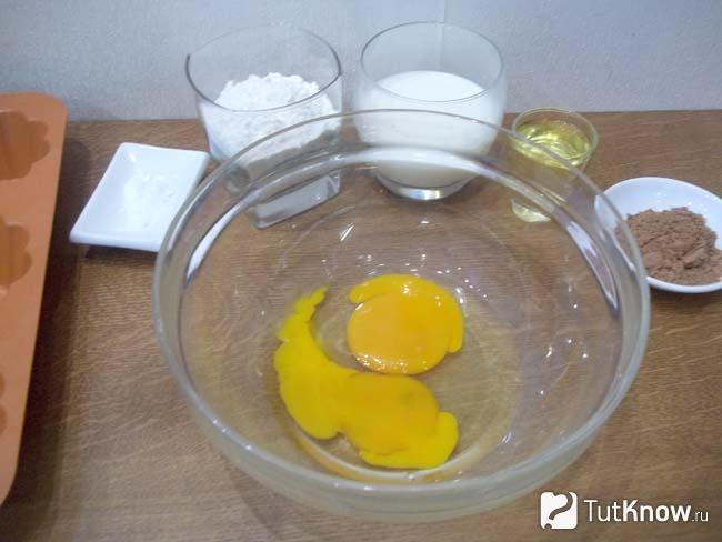 В миску вылиты яйца