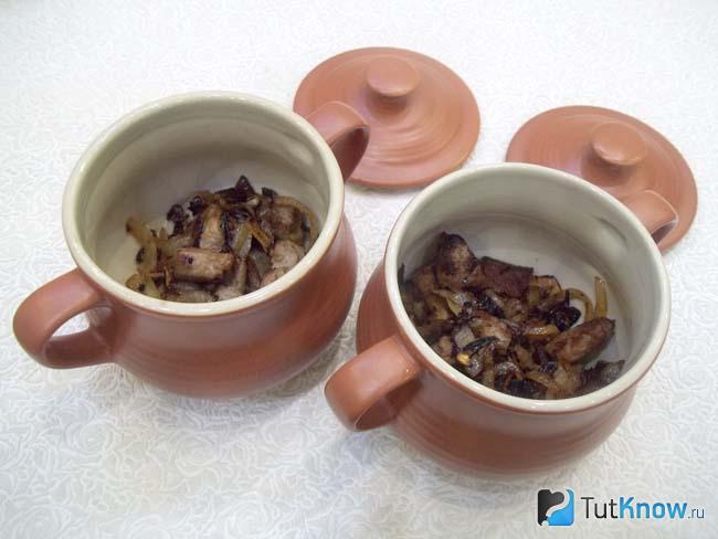 Жареное мясо с луком отправлены в горшочки