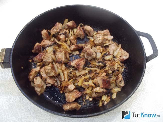 Мясо с луком жарятся