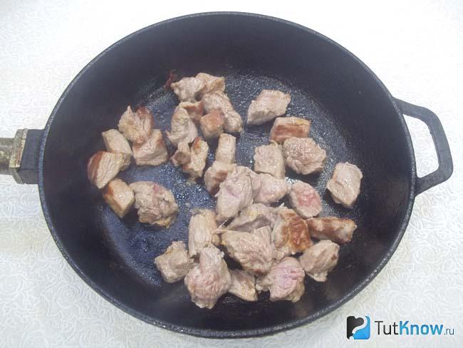Мясо нарезано и жарится в сковороде