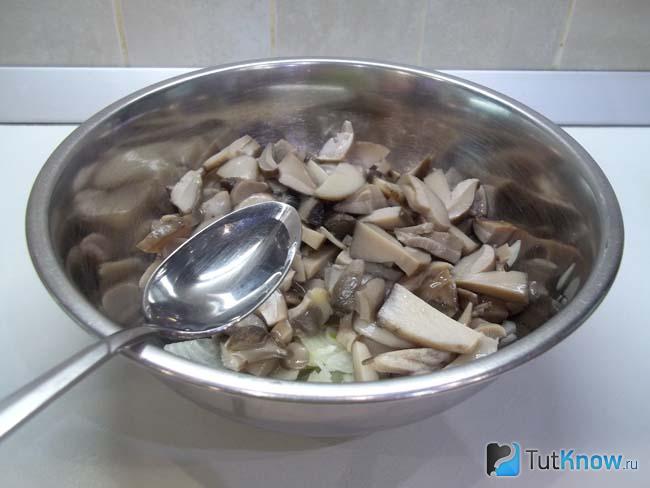 Лук с грибами заправлены уксусом