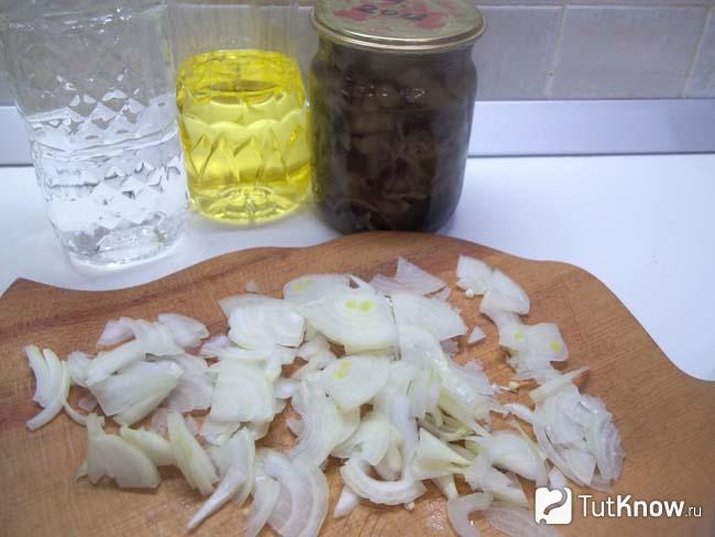 Репчатый лук нашинкован