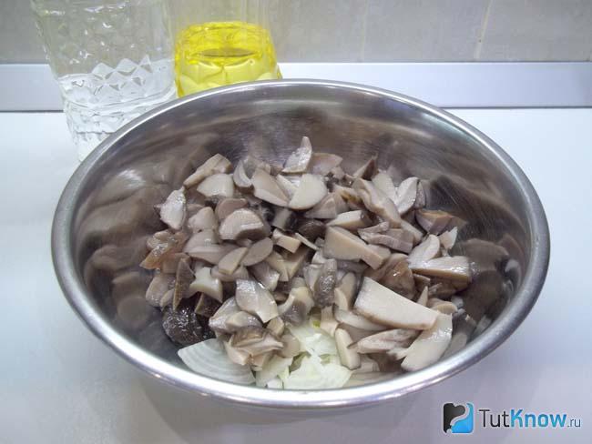 К луку добавлены грибы
