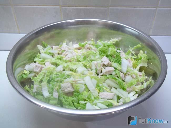 Готовый салат из пекинской капусты и филе индейки