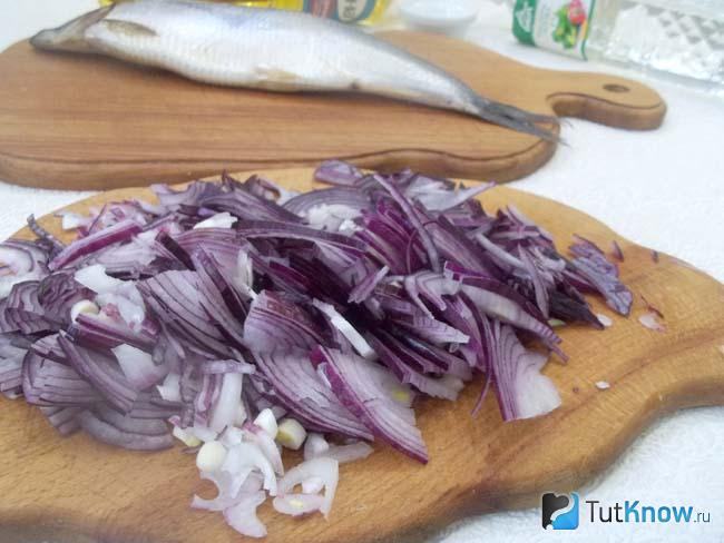 Репчатый лук нашинкован полукольцами