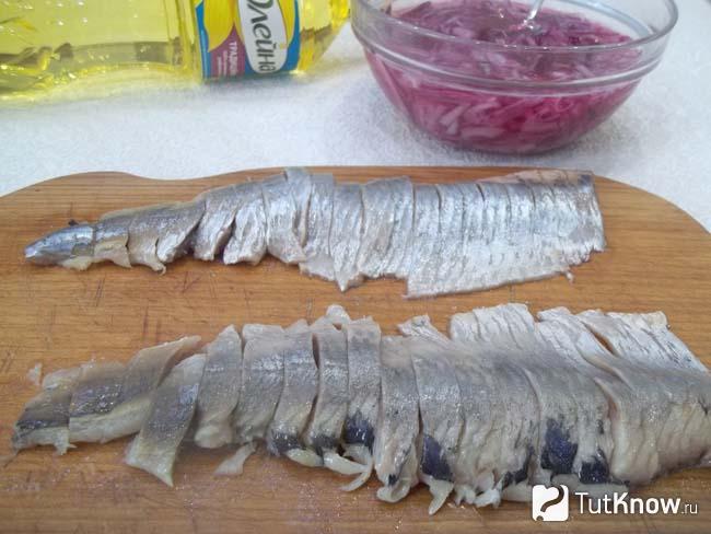 Селедка нарезана кусочками