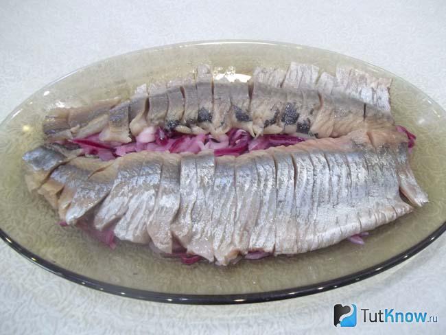 К лубку добавлена селедка и продукты заправлены маслом