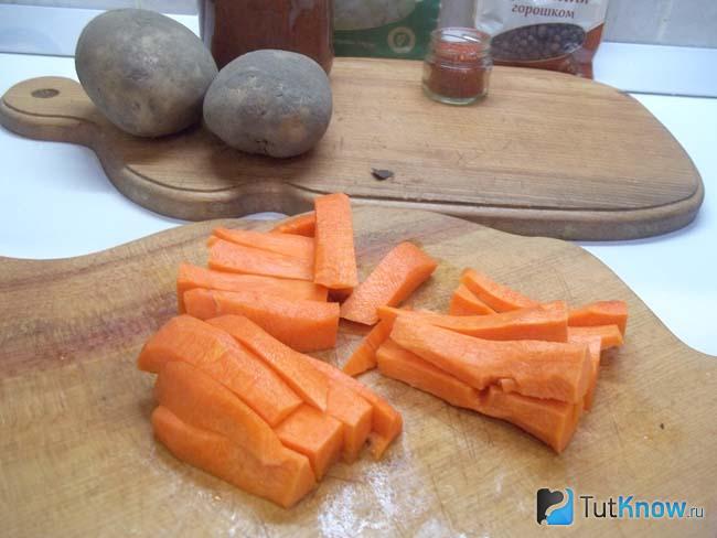 Морковь очищена и нарезана брусками
