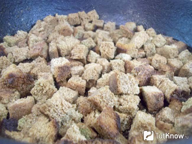 Готовые чесночно-луковые сухарики к супу