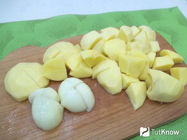 Картофель и лук очищены и нарезаны