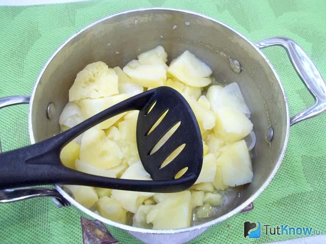 Картофель потолчен толкушкой