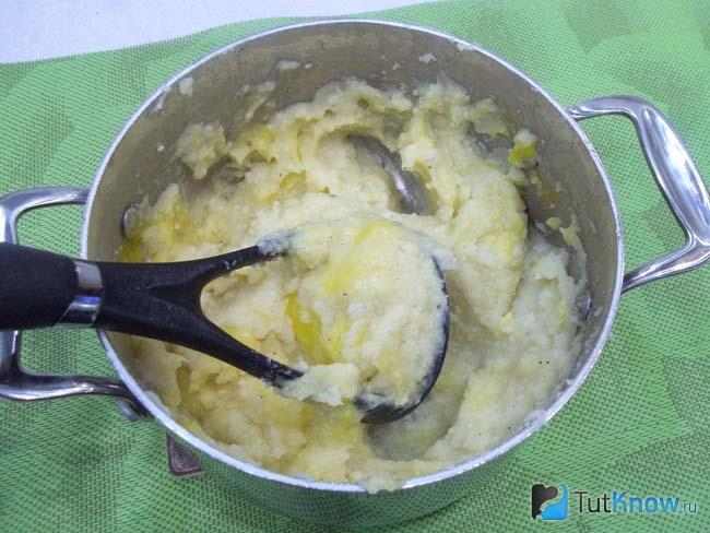Картофельное тесто перемешано
