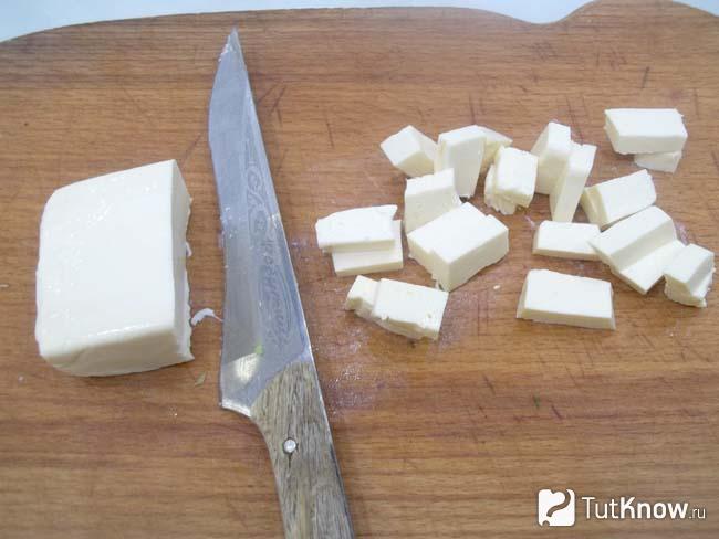 Сыр нарезан кусочками