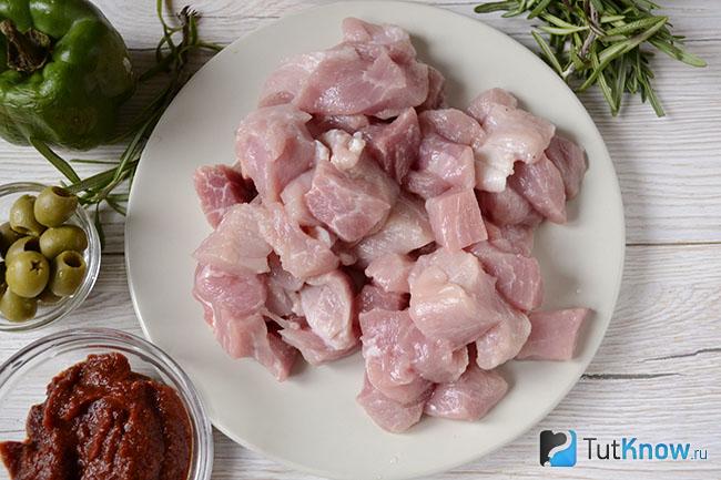 Нарезанные кусочки мяса