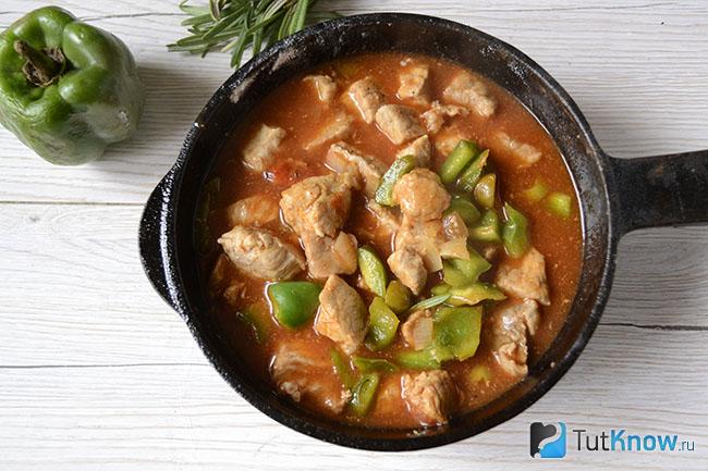 Готовое мясо по-испански на сковороде