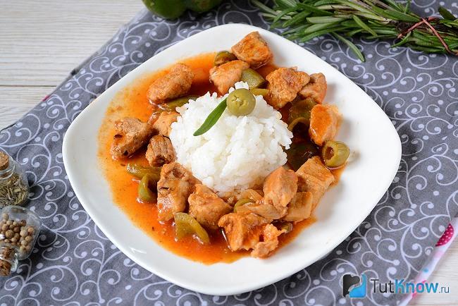 Готовый к подаче рис с мясом по-испански