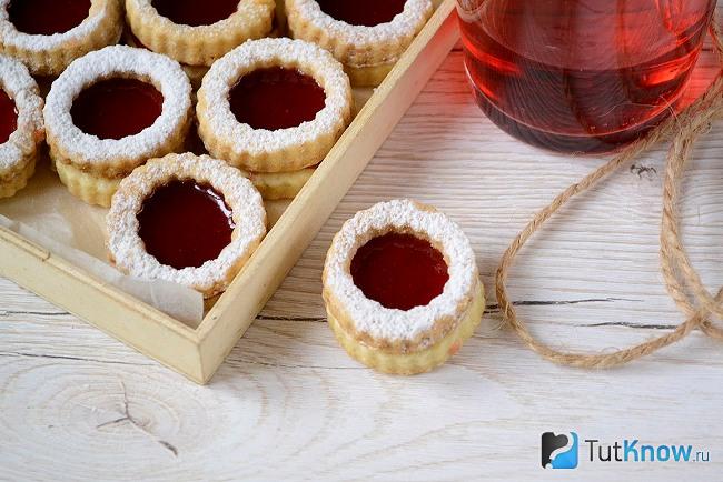 Готовое песочное печенье с прослойкой джема