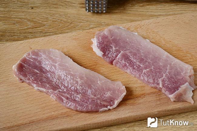 Мясо свинины на деревянной доске