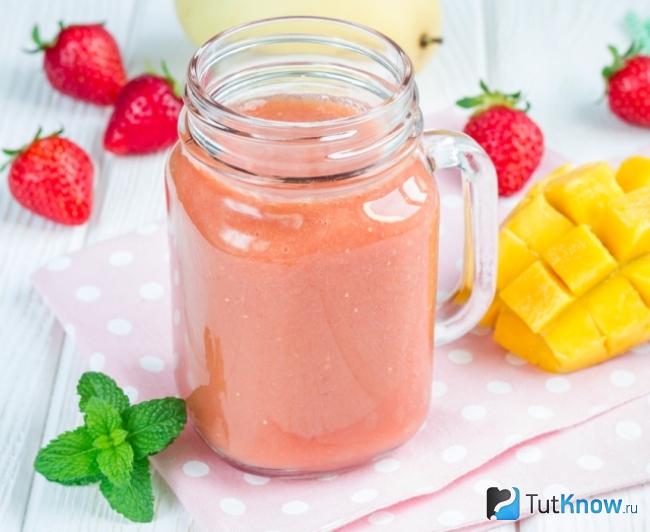 Смузи из манго с клубникой и овсяными хлопьями