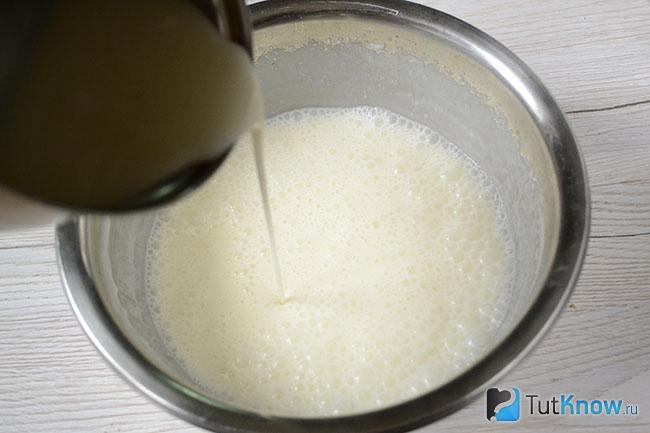 Сметанно-сахарная смесь, смешанная с молоком