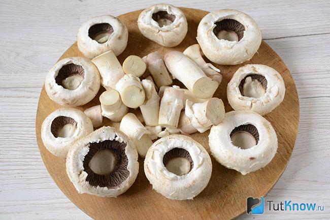 Шампиньоны на деревянной доске