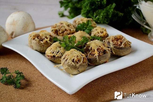 Готовые фаршированные грибы с луком и сухариками