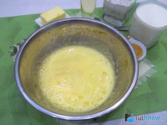 Яйца взбиты миксером
