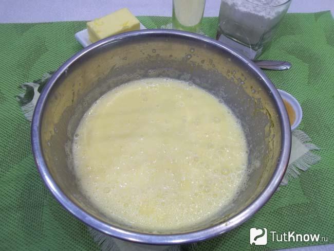 К яйцам добавлен кефир