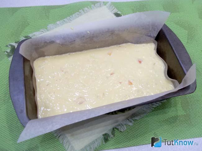 Тесто вылито в форму для выпечки и отправлено в духовку