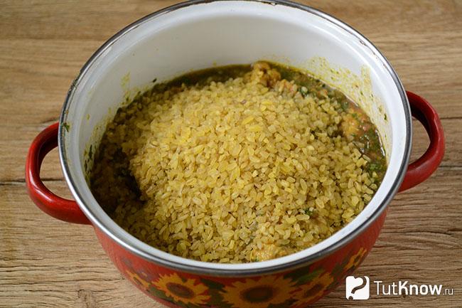 Булгур с мясом в кастрюле