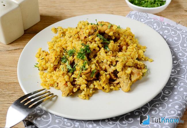 Готовый к подаче булгур с мясом и томатным соком