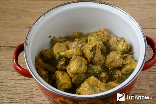 Обжаренное мясо в кастрюле