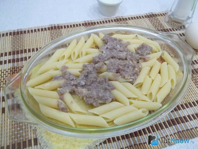 В форму для выпечки добавлен фарш