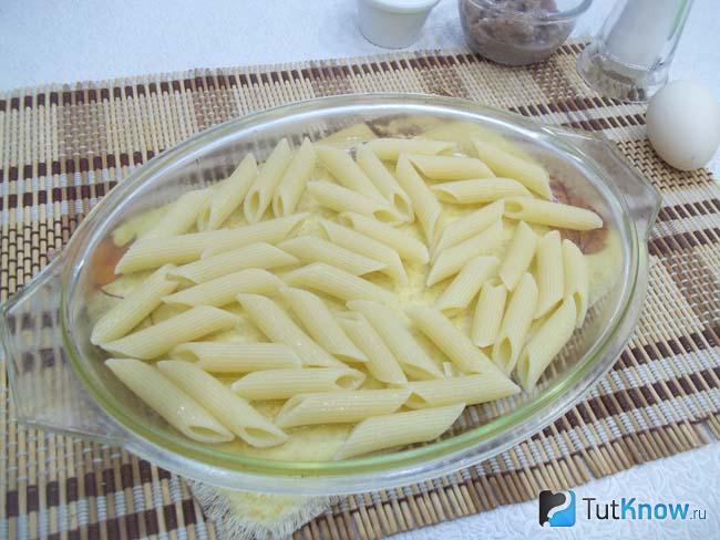 Макароны выложены в форму для выпечки