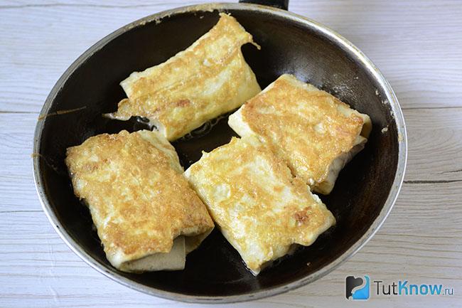Готовые конвертики из лаваша с сыром и яйцом
