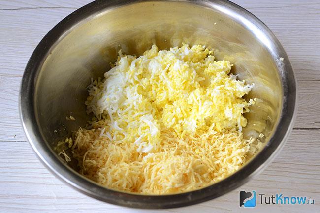 Тертое яйцо с сыром