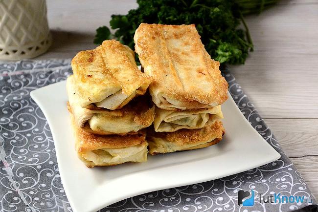 Готовые к подаче конвертики из лаваша с сыром и яйцом