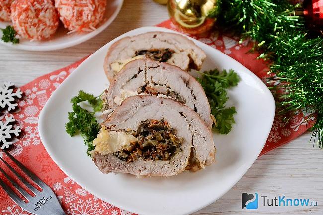 Нарезанный мясной рулет с грибами и сыром